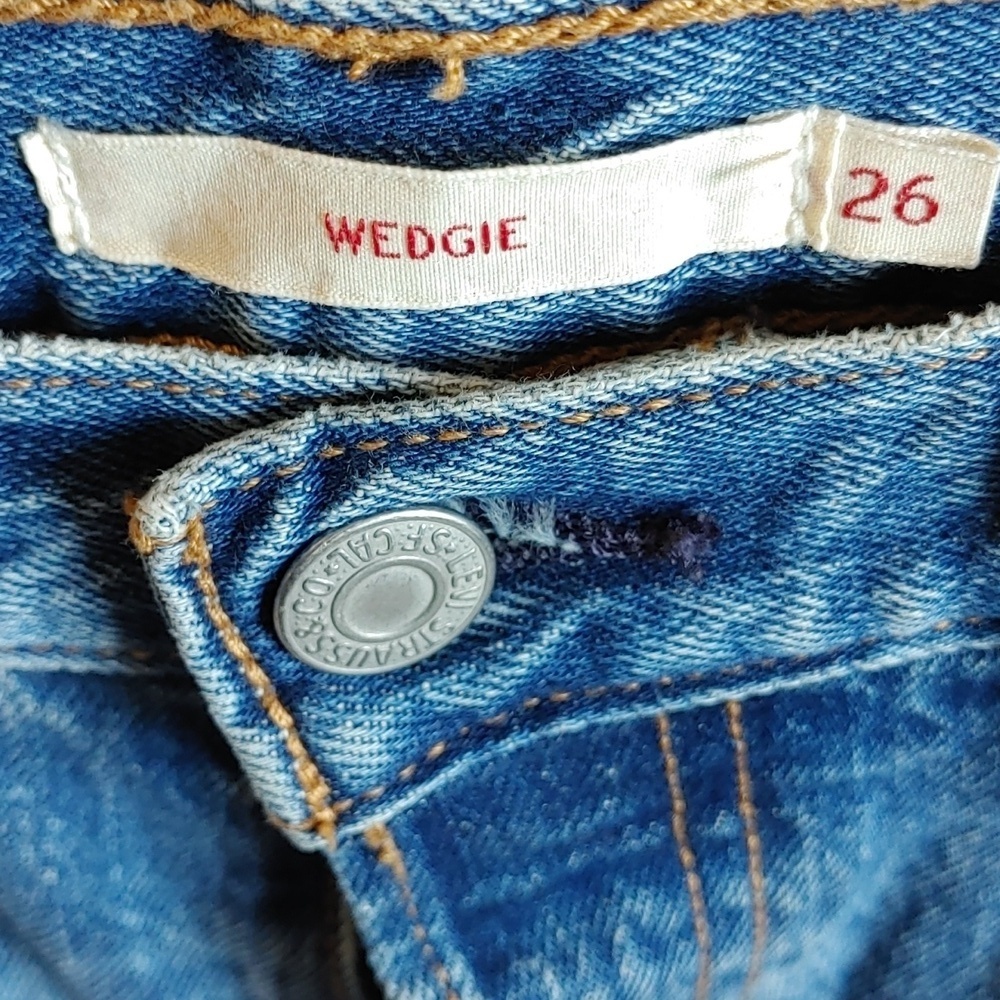 Women's Levis Red Tab Distressed Wedgie Straight Leg Jeans - Picture 6 of 12